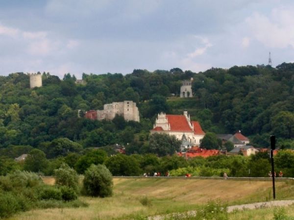 Widok na wzgorza. Od lewej baszta, ruiny zamku, kosciol farny i nad nim dom Tadeusza Pruszkowskiego.