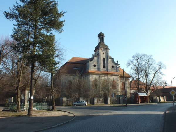 mocno zniszczony kościół  poewangelicki