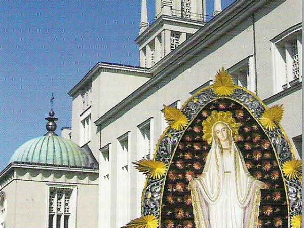 ze zbiorów prywatnych: ze świętych obrazków sławiących miejsce czci i kultu.