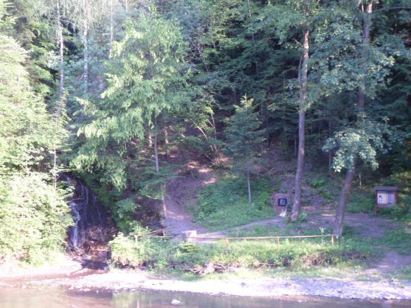 po burzy słońce wyszło i przejaskrawiło, no ale ? - n/z po lewej wodospad spływa, pośrodku na obelisku tablica w intencji beskidzkich wędrówek naszego papieża a