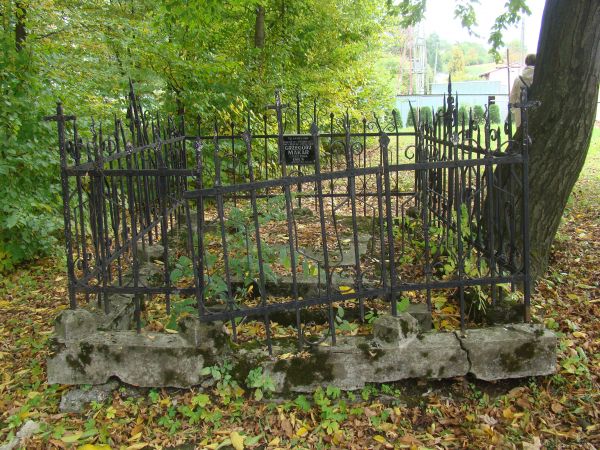 na cmentarzu - kiedyś na wzgórzu cerkiewnym, dalej w galerii - inne miejsca pochówków.