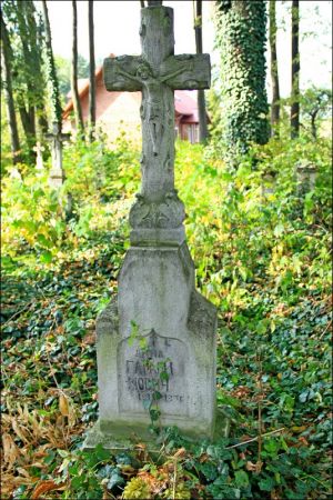 Murowana cerkiew p.w. Opieki NMP . Zbudowana w 1913 r. Wewnątrz cenna polichromia. W latach 1947-71 - magazyn. Obecnie opuszczona i zaniedbana. Zaniedbany cment