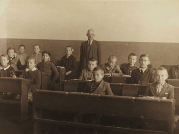 Strzelce Wielkie Szkoła podstawowa lata 50,z tyłu kierownik szkoły Paweł Maślanka.