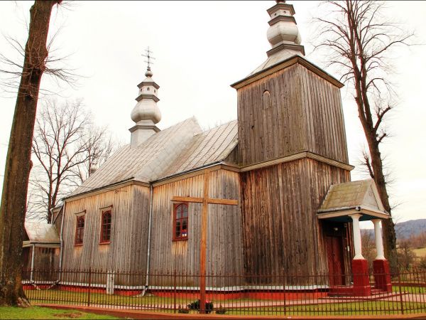 Drewniana parafialna cerkiew greckokatolicka p.w.  św. Jana Chrzciciela w Tyrawie Solnej . Cerkiew została wzniesiona w 1837 r. Po wojnie użytkowana jako kośció