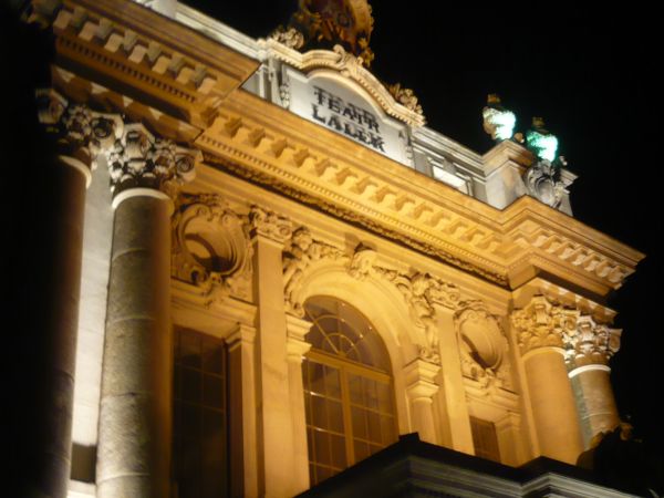 Wrocławski Teatr Komedii wieczorem.