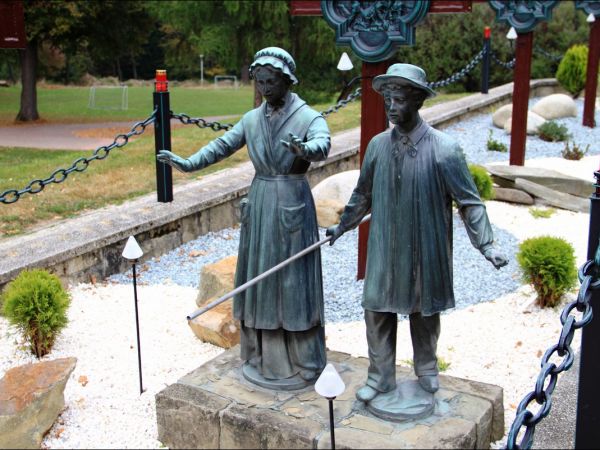 Klasztor Saletynów i Sanktuarium Matki Bożej z La Salette - Płaczącej  w Dębowcu  .  W kościele ukoronowana jest Matka Boża Saletyńska, która spełnia prośby lud