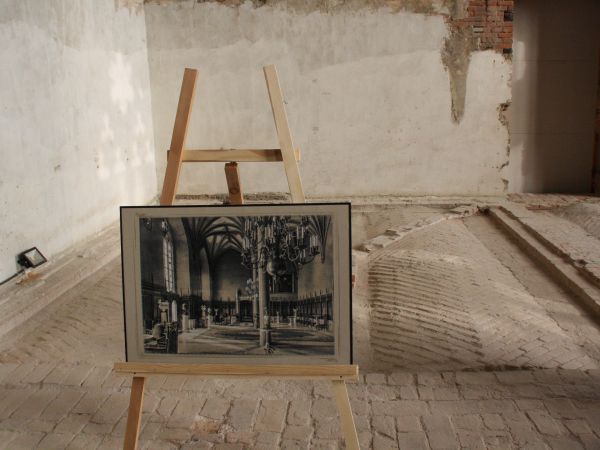plansza ukazująca wnętrza pałacowe - tu Sala Wielka. Polecam wgląd na : "dzieje pałacu Marianny Orańskiej" - tam dużo archiwalnych fotografii i ich opisy.