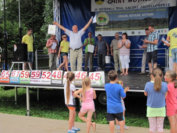 TURNIEJ WSI Gminy Wojaszówka 10 sierpnia 2014 r.Łączki Jagielońskie. Sołtys wsi odbiera nagrody.