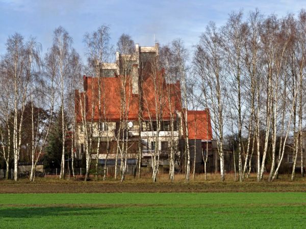 Tylna ściana miejscowego kościoła. Widok z ulicy Wiśniowej.