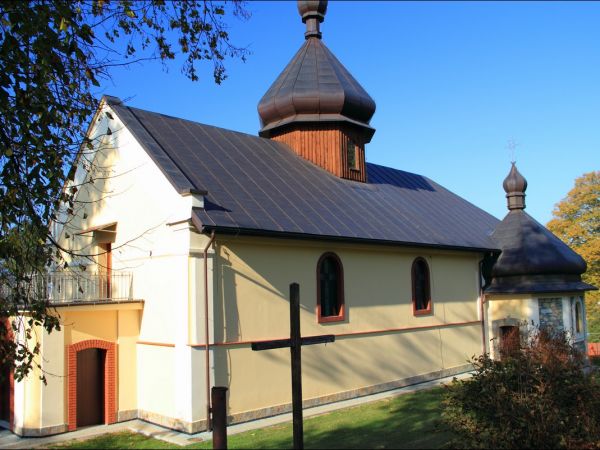 Murowana parafialna cerkiew greckokatolicka św. Michała Archanioła w Olszanach . Cerkiew została zbudowana w 1924, w miejscu wcześniejszej murowanej cerkwi, zbu