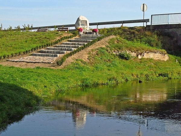 Głaz z tablicą pamiątkową pobytu w tym miejscu Karola Wojtyły w 1956 r.