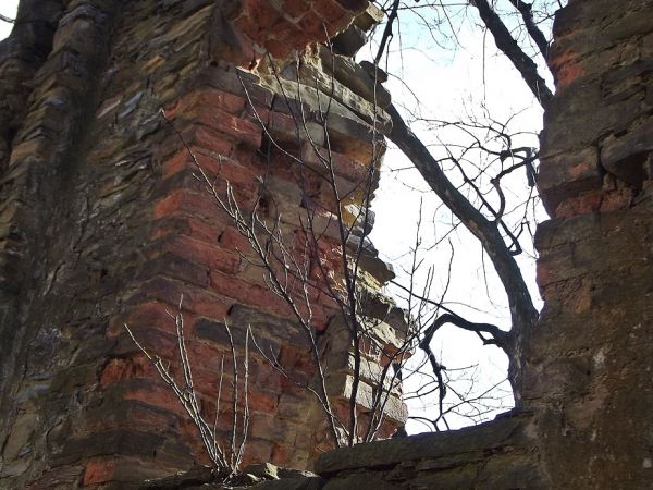 ...przez każde okno coś widać... - toteż i przez to cerkiewne, no ale czy te widoki z perspektywą ? - gdyby zdarzyło się tak jak w m. Żernica Wyżna - zapraszam