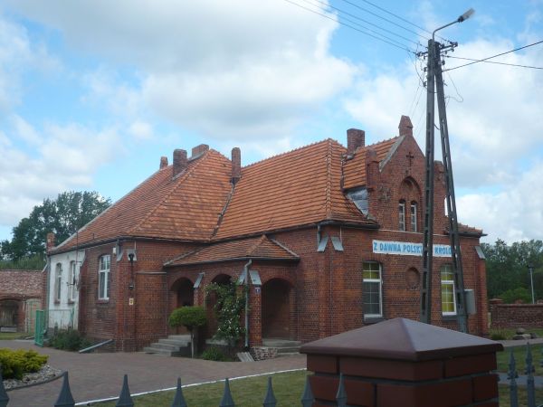 Obok kościoła z tego samego okresu plebania.