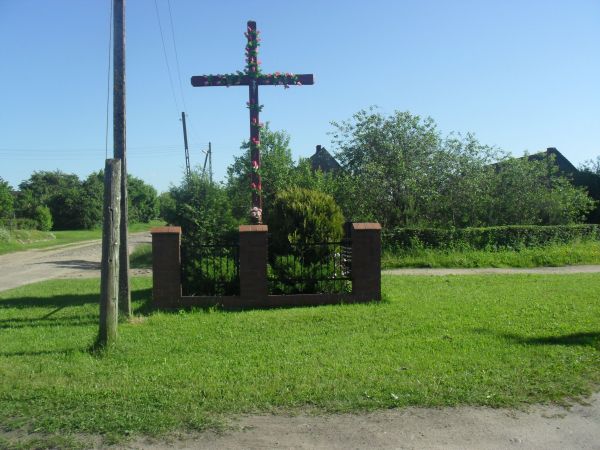 Ogrodzenie krzyża wykonał radny Roman Kozioł