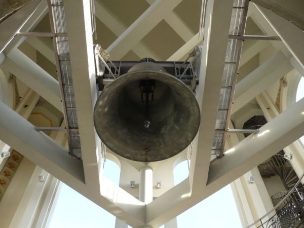 Ten sam dzwon z widokiem na serce dzwonu.