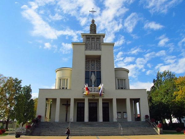 Fronton Bazyliki Mniejszej w Niepokalanowie