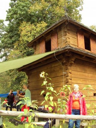 ten pan prezentuje muzykę cerkiewną - a ponieważ w cerkwiach nie było - bo nie mogło być - organów lub innych instrumentów muzycznych - to dotyczy ludowych pieś