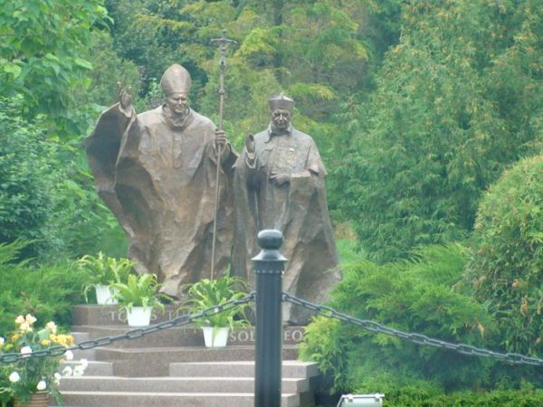 Św. Lipka sanktuarium - pomnik naszych dwóch wielkich rodaków
Jana Pawła II i Kardynała Wyszyńskiego. Przepiekny pomnik w tym mazurskim Sanktuarium. Nic dziwne