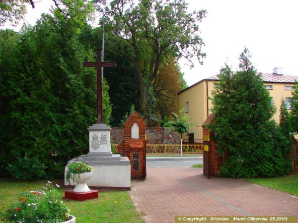 Na dziedzincu Kościoła Parafialnego