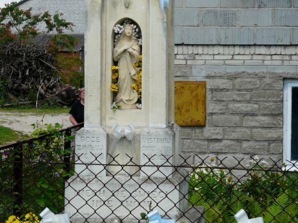 Fragment figury z umieszczonym nazwiskiem fundatorów.