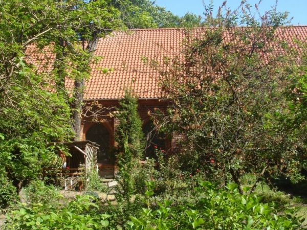 Żarnowiec: klasztor pocysterski . 

 Zabudowania klasztoru cystersów , pochodzące z przełomu XIII i XIV w., przylegają bezpośrednio do budynku kościoła. Na dz