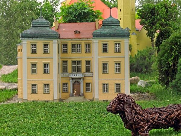 KOWARY - Park Miniatur Zabytków Dolnego Śląska - Pałac Łomnica, dzięki swojej unikalnej atmosferze oraz romantycznym usytuowaniu stanowi jeden z najciekawszych