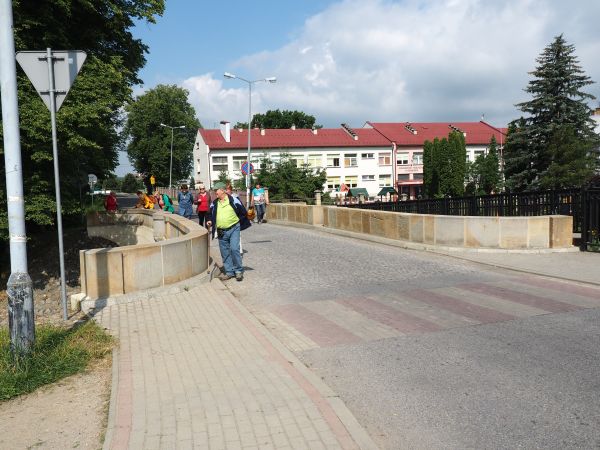 jesteśmy na moście nad Potokiem Iwonickim - potocznie zwanym Iwonką, sam most to - przypomnę : pomnik historii, to obiekt z 1782r.