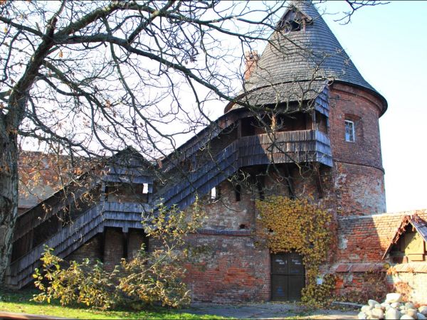 Kościół pw. św. Mikołaja i Stanisława biskupa w Jarosławiu przy ulicy Benedyktyńskiej. Przez starszych mieszkańców zwany Anna Kasarnia, został zbudowany w latac