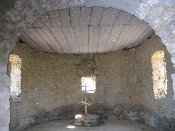 w cerkwi pw. Soboru Bogarodzicy, wzniesionej w 1840r., prezbiterium sześcioboczne zamknięte półkoliście, parter przekryty jest drewnianym stropem - od spodu ode