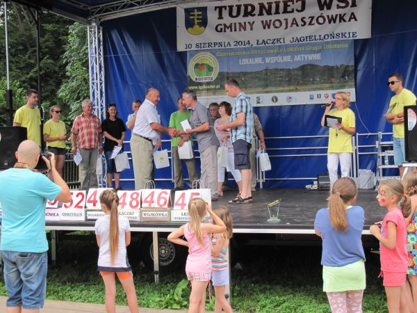 TURNIEJ WSI Gminy Wojaszówka 10 sierpnia 2014 r.Łączki Jagielońskie. Sołtys wsi odbiera nagrody.