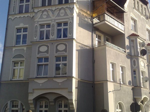 Stara kamienica z 1906/07 roku na ulicy Marszałka Józefa Piłsudskiego.