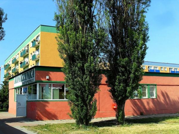 Pawilon handlowy Koniczynka na skrzyżowaniu Aleji Jana Pawła II z Armii Krajowej