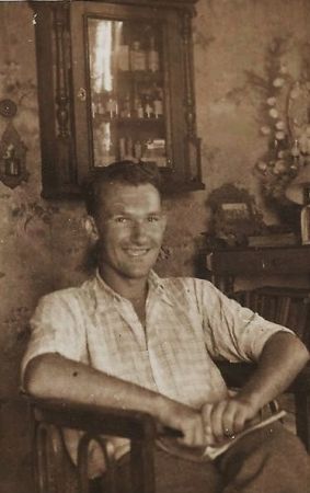 W mieszkaniu kierownika szkoły,które mieściło się  w budynku szkoły.Na zdjęciu Maślanka Włodzimierz,syn kierownika szkoły.Strzelce Wielkie lata 40.