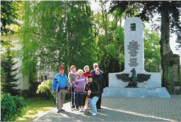 Obok:  pomnika niepodległościowego, wyzwoleńczego - z akcentem patriotycznym - ofiarom zsyłek, obozów - społeczność rymanowska. Pomnik Ofiar Systemów Totalitarn