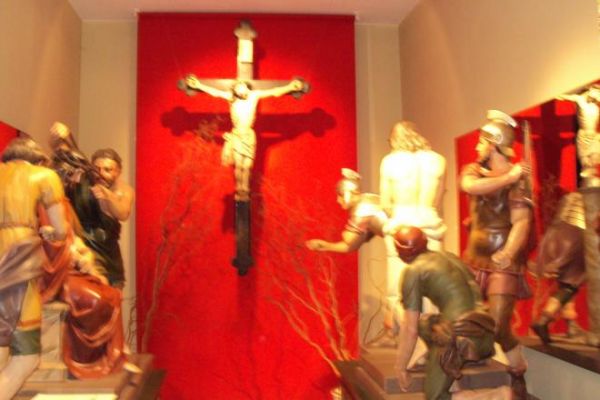 Muzeum Sanktuaryjne - eksponaty prezentowane w salach wystawowych.