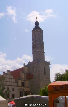 Widok na wieżę ratuszową