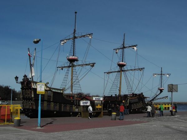 Jeden ze statków , którym można odbyć wspaniałą wycieczkę , zwłaszcza aby zobaczyć zachód słońca na pełnym morzu. Niezapomniana chwila....