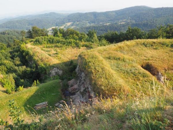 forteczne przedpola - tam też mury ciężkie do zdobycia i stanowiska ogniowe a ostrzał z nich nie pozwalał atakującym na osiągnięcie i zdobycie wzgórza.