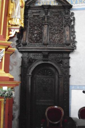 przepiękne i kunsztowne zdobnictwo - tu drzwi i portal w zamkowej kaplicy.