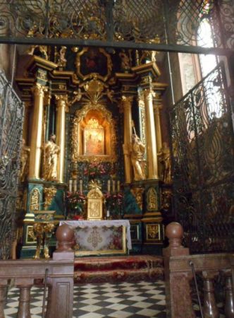 w świątyni najcenniejszym skarbem jest cudowny obraz Matki Boskiej Leżajskiej z XVIw. Wierni od początku otaczali go kultem. Gorliwym czcicielem obrazu był sam