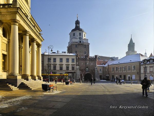 Lublin, Brama Krakowska, po lewej ratusz - foto. Krzysztof Goleń