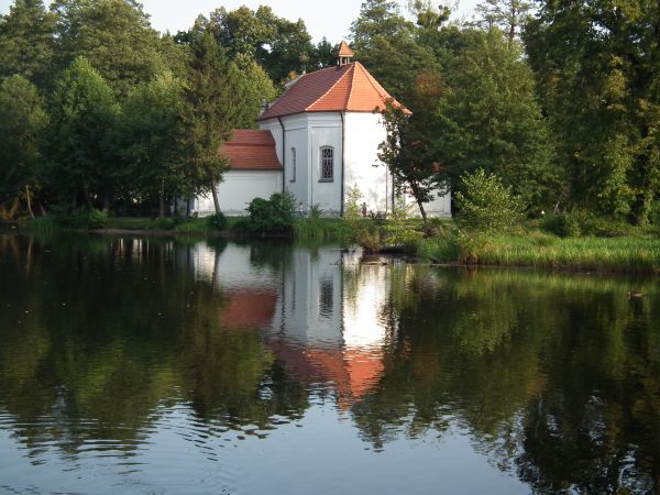 Piękny barokowy kościółek na wodzie pw. św. Jana Nepomucena uważany jest za jeden z piękniejszych zabytków Roztocza. Wybudowany w latach 1741-1747 na jednej z w