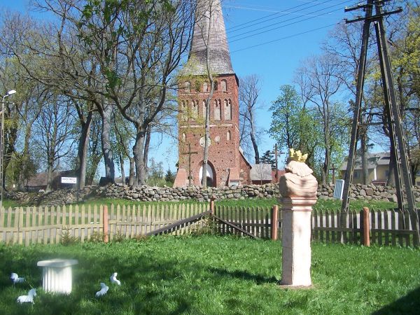 Widok   z "Galerii-26"    na  XIV - wieczny kościół cysterski;
Zobacz na You tube:  ,,Marcel Legun w Iwięcinie" - śpiewa w tym kościele.