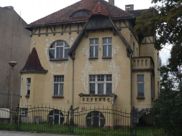 Jedna z piękniejszych willi przy ul. Raszkowskiej 47 z pocz. XIXw.
na uwagę zasługuje płot i mała fontanna w ogrodzie.