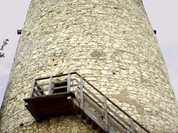Wieza straznicza - baszta. Powstala w XIII wieku, wys. 20 m., srednica 10 m.