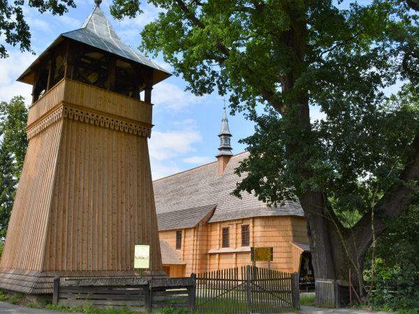 Kościółek drewniany z XV-go wieku. Zbudowany w stylu gotyckim. Obok drewniana dzwonnica.
