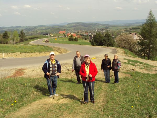 my jesteśmy "Pod Uboczem", wyżej jest spore pole biwakowe, hen na wprost góra Mokre - 376m npm, zalesiona a na prawo Poddział a tam tzw. Korskie.