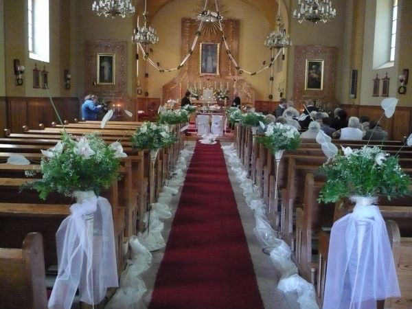 Wnętrze kościoła ozdobione do zaślubin
