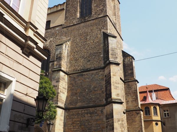 kościół Ojców Franciszkanów, barokowy, wzniesiony w latach 1628-31, zaś później rozbudowany, o dwuwieżowej fasadzie.