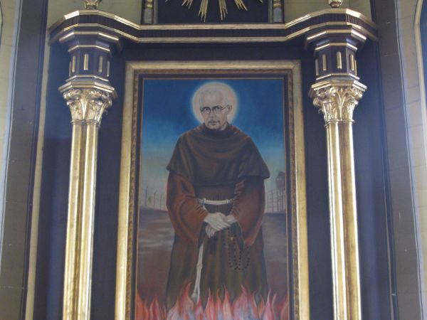 wewnątrz świątyni - w ołtarzu po lewej obraz O.Maksymiliana Kolbego, zakupiony w 1974 roku. W 1995r. przeprowadzono konserwację ołtarza.